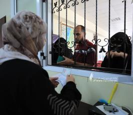 بالصور جمعية الانصار الخيرية ومؤسسة شهيد الايرانية توزع مكرمة مالية على شهداء العدوان الاخير معركة ثأر الاحرار (2)