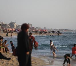  شاطئ بحر غزة المتنفّس الوحيد لأهالي القطاع المحاصر (13)