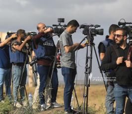 الطواقم الصحفية خلال  تغطية مسيرة العلم الفلسطيني شرق مدينة غزة (5)