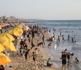  شاطئ بحر غزة المتنفّس الوحيد لأهالي القطاع المحاصر (1)