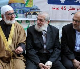 قيادة الجهاد الإسلامي تزور الشيخ المجاهد جبر عمار لتهنئته بالعودة لأرض الوطن بعد 40 عامًا من الإبعاد (17)