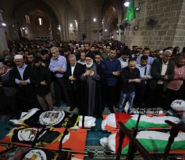 الشهيد القائد خليل البهتيني وزوجنه وبنته والقائد طارق عز الدين ونجله في تشييع جماهيري مهيب (19)