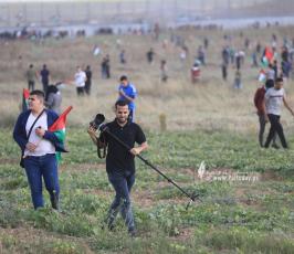 الطواقم الصحفية خلال  تغطية مسيرة العلم الفلسطيني شرق مدينة غزة (2)