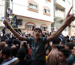 الشهيد القائد خليل البهتيني وزوجنه وبنته والقائد طارق عز الدين ونجله في تشييع جماهيري مهيب (6)