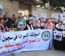 أهالي الأسرى أمام مقر الصليب الأحمر بمدينة غزة (8)