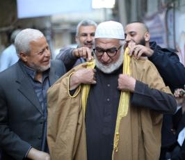 قيادة الجهاد الإسلامي تزور الشيخ المجاهد جبر عمار لتهنئته بالعودة لأرض الوطن بعد 40 عامًا من الإبعاد (11)