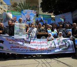  وقفة غاضبة أمام اللجنة الدولية للصيب الأحمر بغزة، تنديدًا باغتيال الاحتلال للشيخ الأسير خضر عدنان (1)