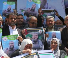  وقفة غاضبة أمام اللجنة الدولية للصيب الأحمر بغزة، تنديدًا باغتيال الاحتلال للشيخ الأسير خضر عدنان (6)
