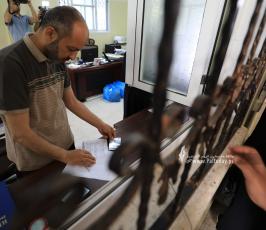 بالصور جمعية الانصار الخيرية ومؤسسة شهيد الايرانية توزع مكرمة مالية على شهداء العدوان الاخير معركة ثأر الاحرار (9)