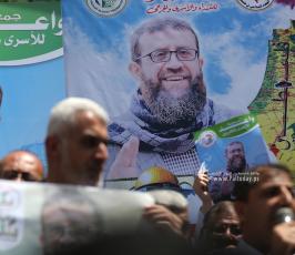  وقفة غاضبة أمام اللجنة الدولية للصيب الأحمر بغزة، تنديدًا باغتيال الاحتلال للشيخ الأسير خضر عدنان (8)