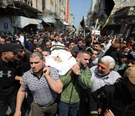 الشهيد القائد خليل البهتيني وزوجنه وبنته والقائد طارق عز الدين ونجله في تشييع جماهيري مهيب (3)