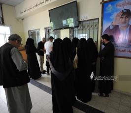 بالصور جمعية الانصار الخيرية ومؤسسة شهيد الايرانية توزع مكرمة مالية على شهداء العدوان الاخير معركة ثأر الاحرار (7)