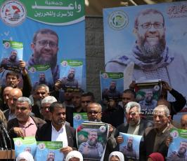  وقفة غاضبة أمام اللجنة الدولية للصيب الأحمر بغزة، تنديدًا باغتيال الاحتلال للشيخ الأسير خضر عدنان (10)