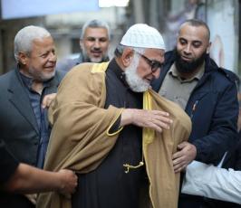 قيادة الجهاد الإسلامي تزور الشيخ المجاهد جبر عمار لتهنئته بالعودة لأرض الوطن بعد 40 عامًا من الإبعاد (9)