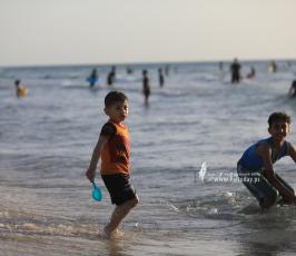  شاطئ بحر غزة المتنفّس الوحيد لأهالي القطاع المحاصر (9)