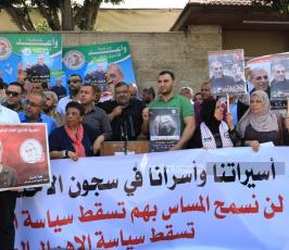 أهالي الأسرى أمام مقر الصليب الأحمر بمدينة غزة (5)
