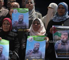 وقفة غاضبة أمام اللجنة الدولية للصيب الأحمر بغزة، تنديدًا باغتيال الاحتلال للشيخ الأسير خضر عدنان (7)
