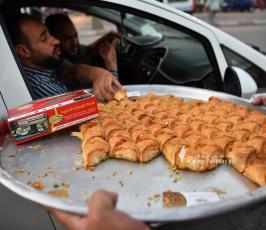 توزيع الحلوى (4)