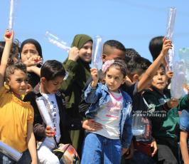 أبناء الأسرى في سجون الاحتلال يلقون رسائل في ميناء مدينة غزة (13)