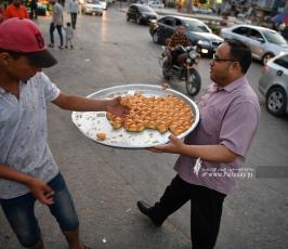 توزيع الحلوى (9)