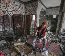 الفنان الفلسطيني أيمن الحصري يرسم جدرايات بالخط العربي على أحد المنازل التي دمرت بفعل قصف الاح (13)