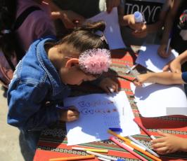 أبناء الأسرى في سجون الاحتلال يلقون رسائل في ميناء مدينة غزة (7)