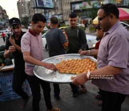 توزيع الحلوى (10)
