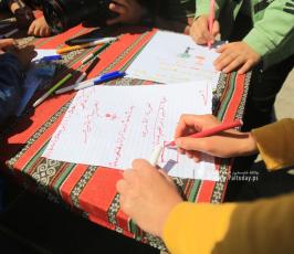 أبناء الأسرى في سجون الاحتلال يلقون رسائل في ميناء مدينة غزة (4)