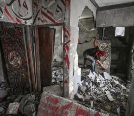 الفنان الفلسطيني أيمن الحصري يرسم جدرايات بالخط العربي على أحد المنازل التي دمرت بفعل قصف الاح (12)