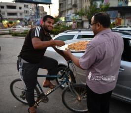توزيع الحلوى (7)
