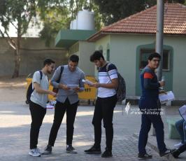 طلبة الثانوية العامة في غزة يتوجهون لقاعات الامتحان في اليوم الأول لامتحانات التوجيهي (9)