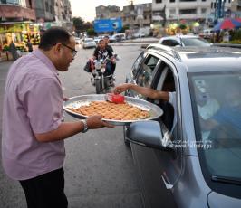 توزيع الحلوى (5)