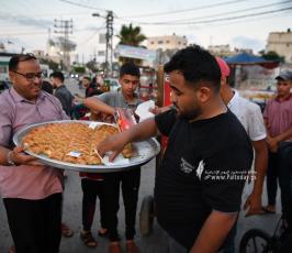 توزيع الحلوى (1)