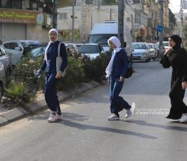 طلبة الثانوية العامة في غزة يتوجهون لقاعات الامتحان في اليوم الأول لامتحانات التوجيهي (15)