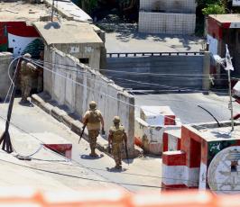 صور نزوح عائلات فلسطينية من مخيم عين الحلوة جنوب لبنان ومحيطه بسبب تجدد الاشتباكات المسلحة (1)
