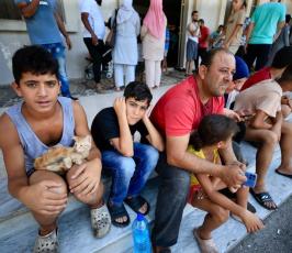 صور نزوح عائلات فلسطينية من مخيم عين الحلوة جنوب لبنان ومحيطه بسبب تجدد الاشتباكات المسلحة (3)