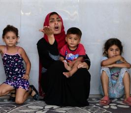 صور نزوح عائلات فلسطينية من مخيم عين الحلوة جنوب لبنان ومحيطه بسبب تجدد الاشتباكات المسلحة (2)