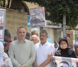 لجنة الأسرى تنظم وقفة خلال اعتصام الأهالى أمام مقر الصليب الأحمر بغزة (14)