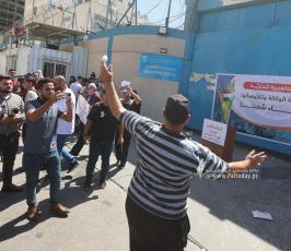 متضررو الحروب يرشقون مقر الأونروا في مدينة غزة بالبيض خلال وقفة احتجاجية بسبب عدم تعويضهم من قبل الوكالة (7)
