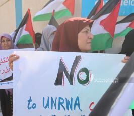 متضررو الحروب يرشقون مقر الأونروا في مدينة غزة بالبيض خلال وقفة احتجاجية بسبب عدم تعويضهم من قبل الوكالة (3)