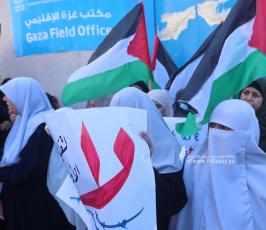 متضررو الحروب يرشقون مقر الأونروا في مدينة غزة بالبيض خلال وقفة احتجاجية بسبب عدم تعويضهم من قبل الوكالة