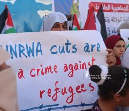 متضررو الحروب يرشقون مقر الأونروا في مدينة غزة بالبيض خلال وقفة احتجاجية بسبب عدم تعويضهم من قبل الوكالة (4)