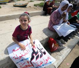 وقفة  لأطفال من غزة احتجاجاً على استمرار  الحصار الاسرائيلي على القطاع. داخل ميناء غزة البحري (11)