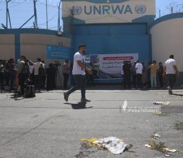 متضررو الحروب يرشقون مقر الأونروا في مدينة غزة بالبيض خلال وقفة احتجاجية بسبب عدم تعويضهم من قبل الوكالة (9)