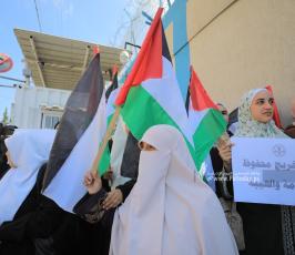 خريجو قطاع غزة العاطلين عن العمل يقذفون المقر الرئيسي للأونروا بالبيض (2)