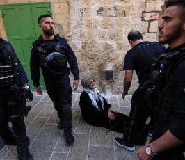  اعتداء قوات الاحتلال والمستوطنين على المرابطين والمرابطات قرب المسجد الأقصى المبارك (2)