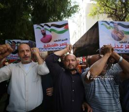 مسيرة للمطالبة باسترداد جثامين الشهداء المحتجزة لدى الاحتلال خلال الاعتصام الأسبوع لأهالي الأسرى بغزة (16)