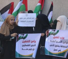 خريجو قطاع غزة العاطلين عن العمل يقذفون المقر الرئيسي للأونروا بالبيض (10)