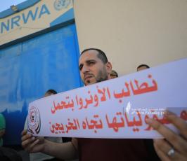 خريجو قطاع غزة العاطلين عن العمل يقذفون المقر الرئيسي للأونروا بالبيض (6)