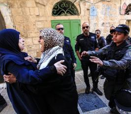  اعتداء قوات الاحتلال والمستوطنين على المرابطين والمرابطات قرب المسجد الأقصى المبارك (1)